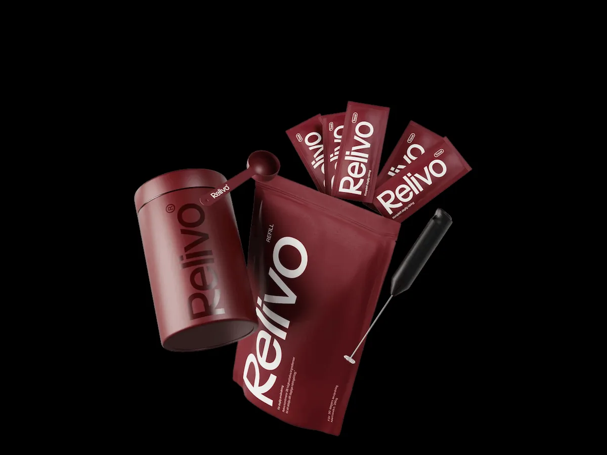 Relivos röda burk, mätsked, refillpåse och portionspåsar på svart bakgrund